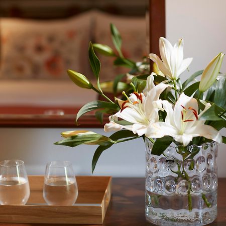 Simantro Resort Sani  Extérieur photo A vase of flowers