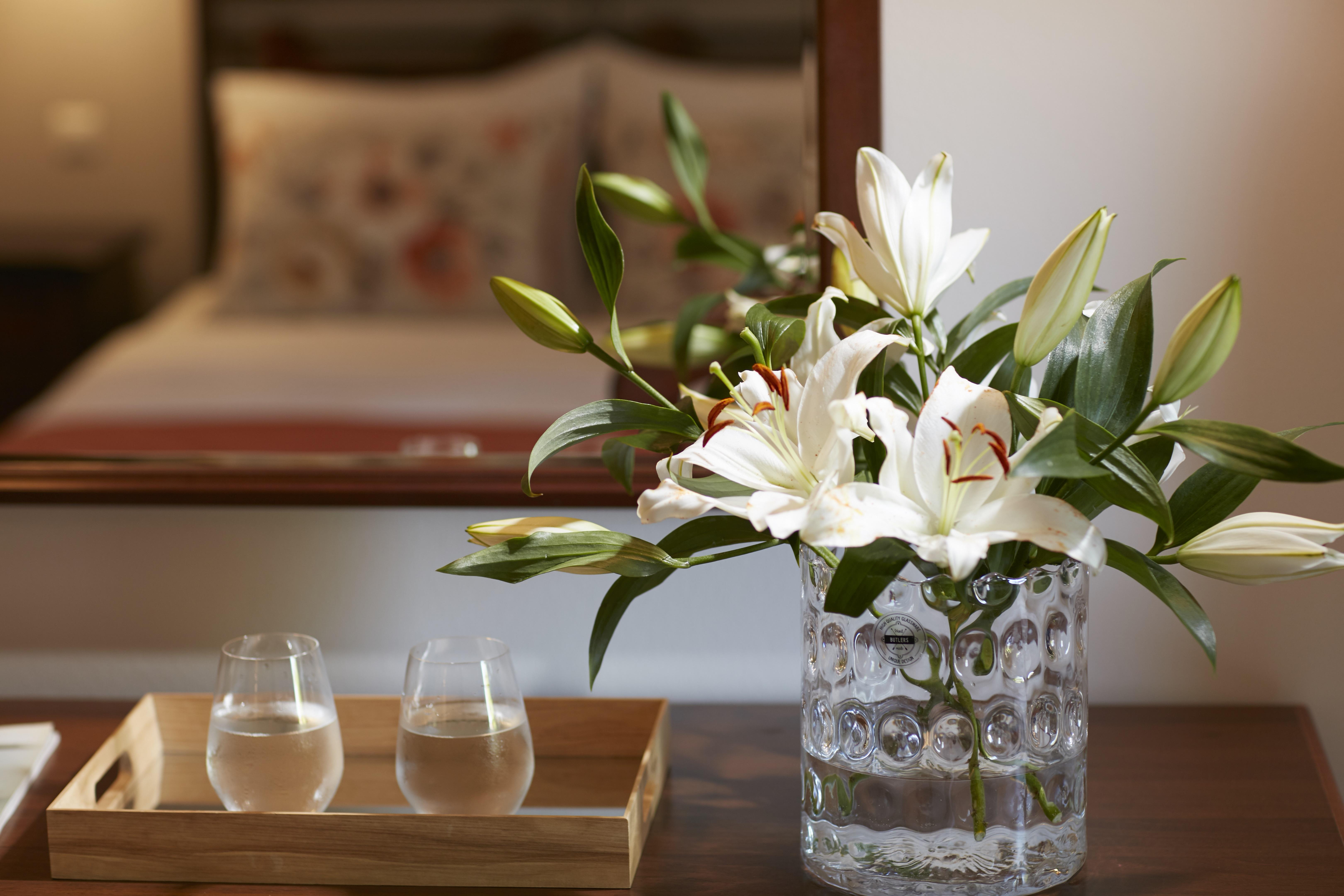 Simantro Resort Sani  Extérieur photo A vase of flowers