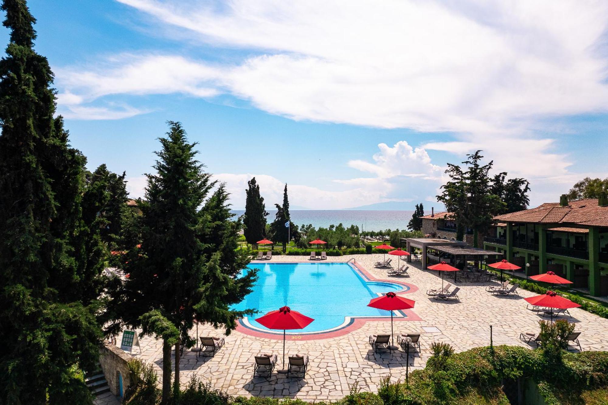 Simantro Resort Sani  Extérieur photo The swimming pool at the hotel