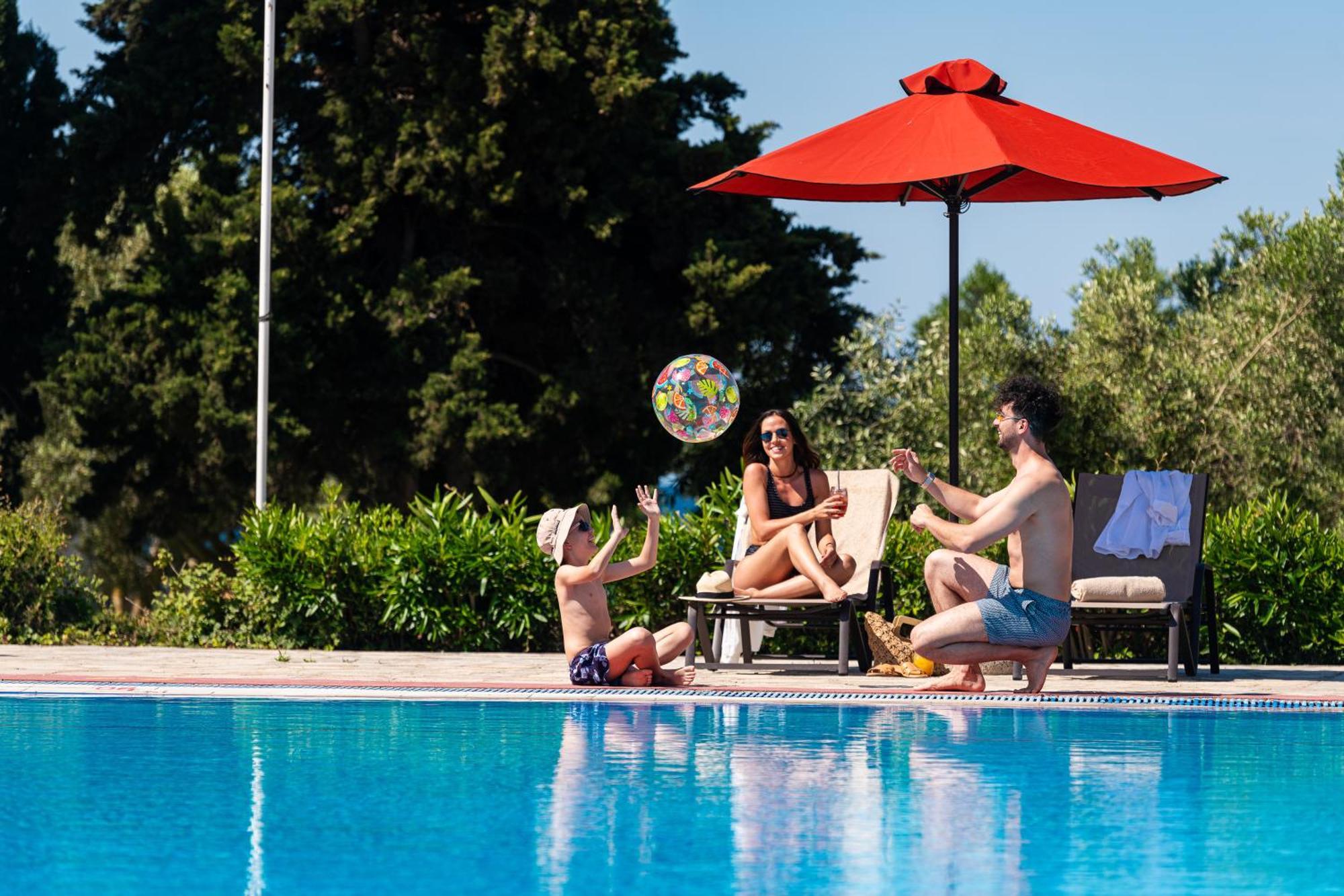 Simantro Resort Sani  Extérieur photo Family at a pool