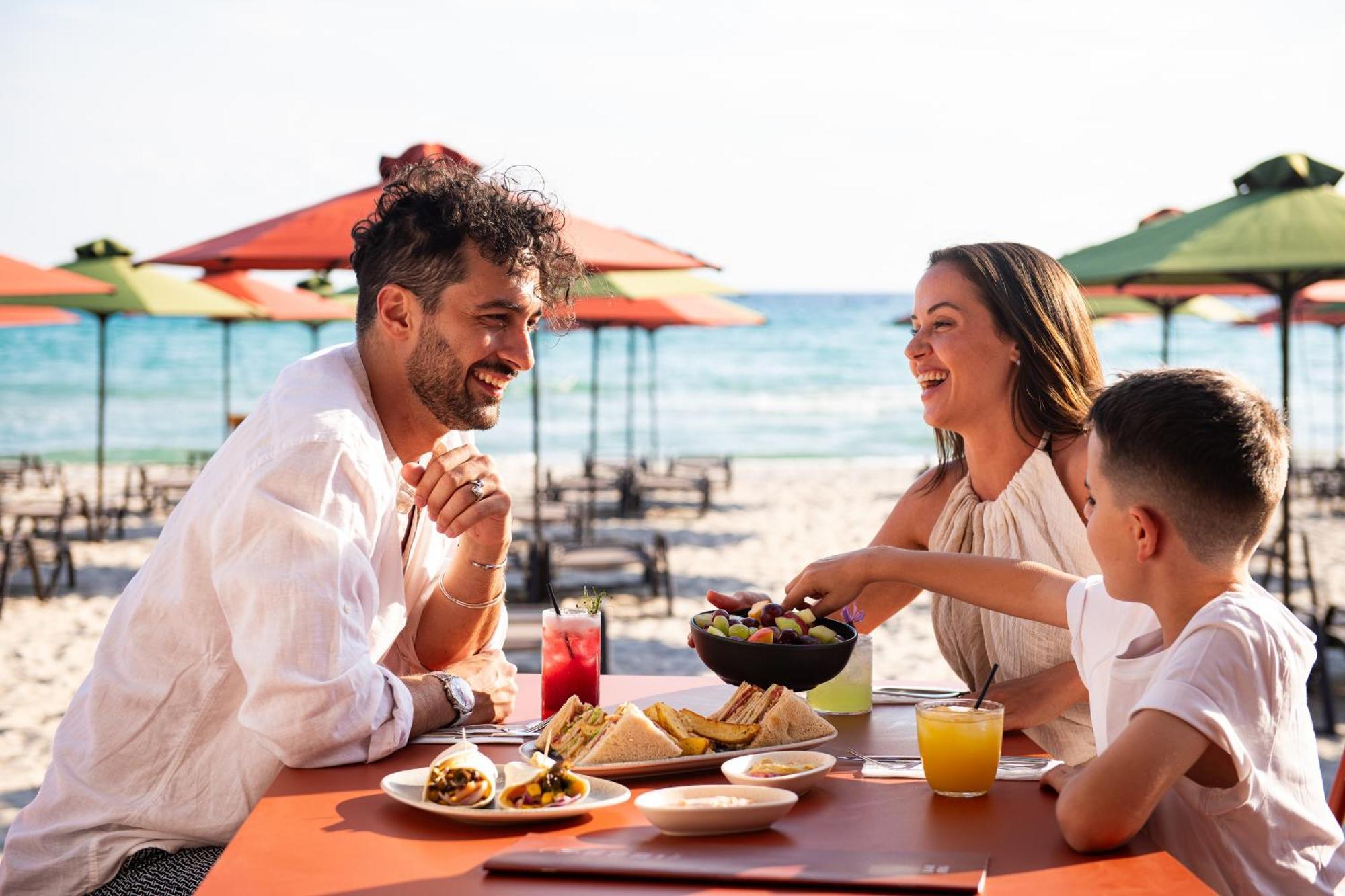 Simantro Resort Sani  Extérieur photo Family dining at a beach restaurant